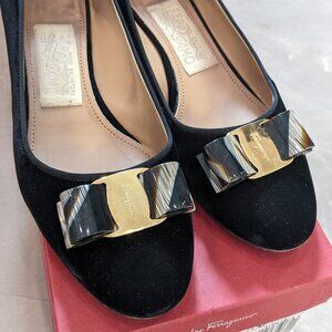Salvatore Ferragamo - Vara T - Pump Black Velvet Size 7 B